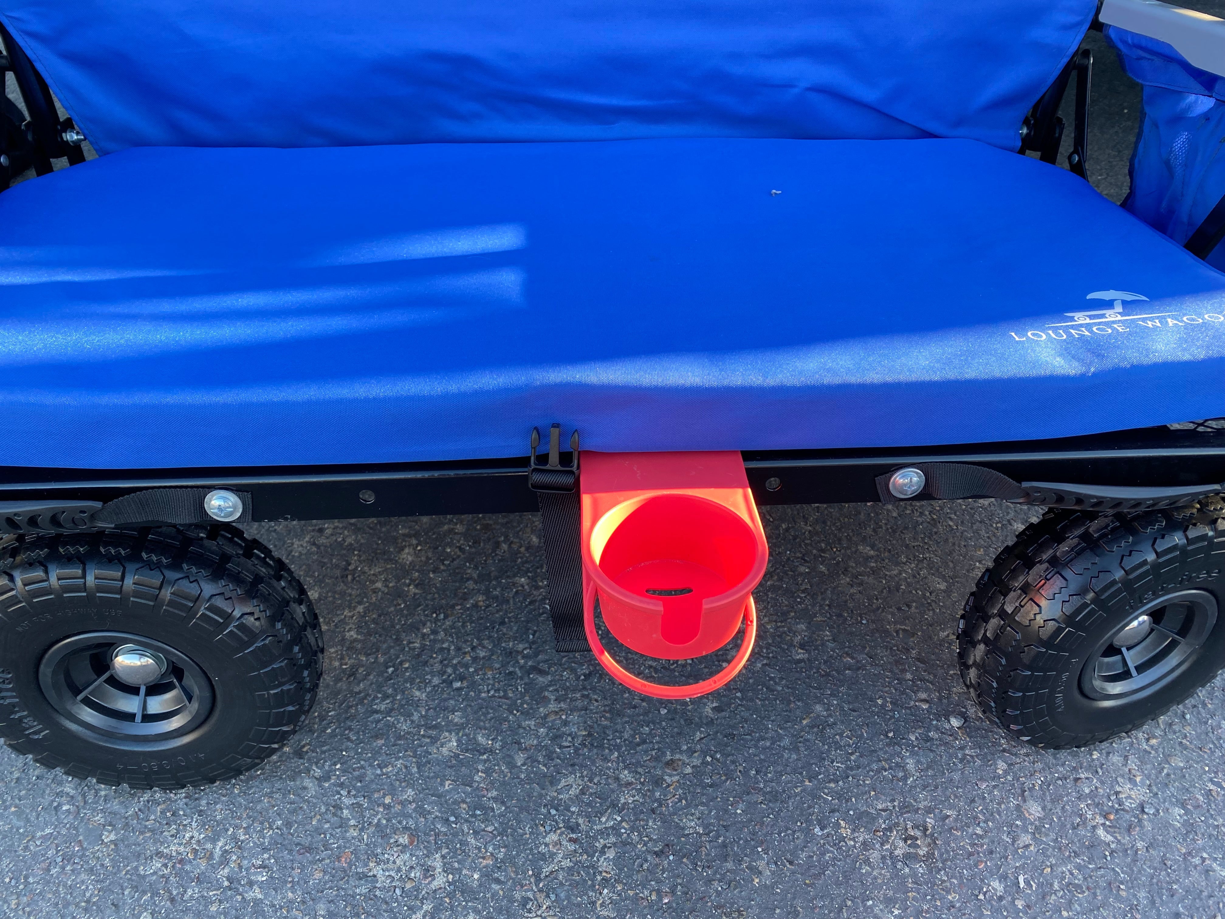 Discover cup holders for the beach: Smart options to secure drinks - Lounge Wagon