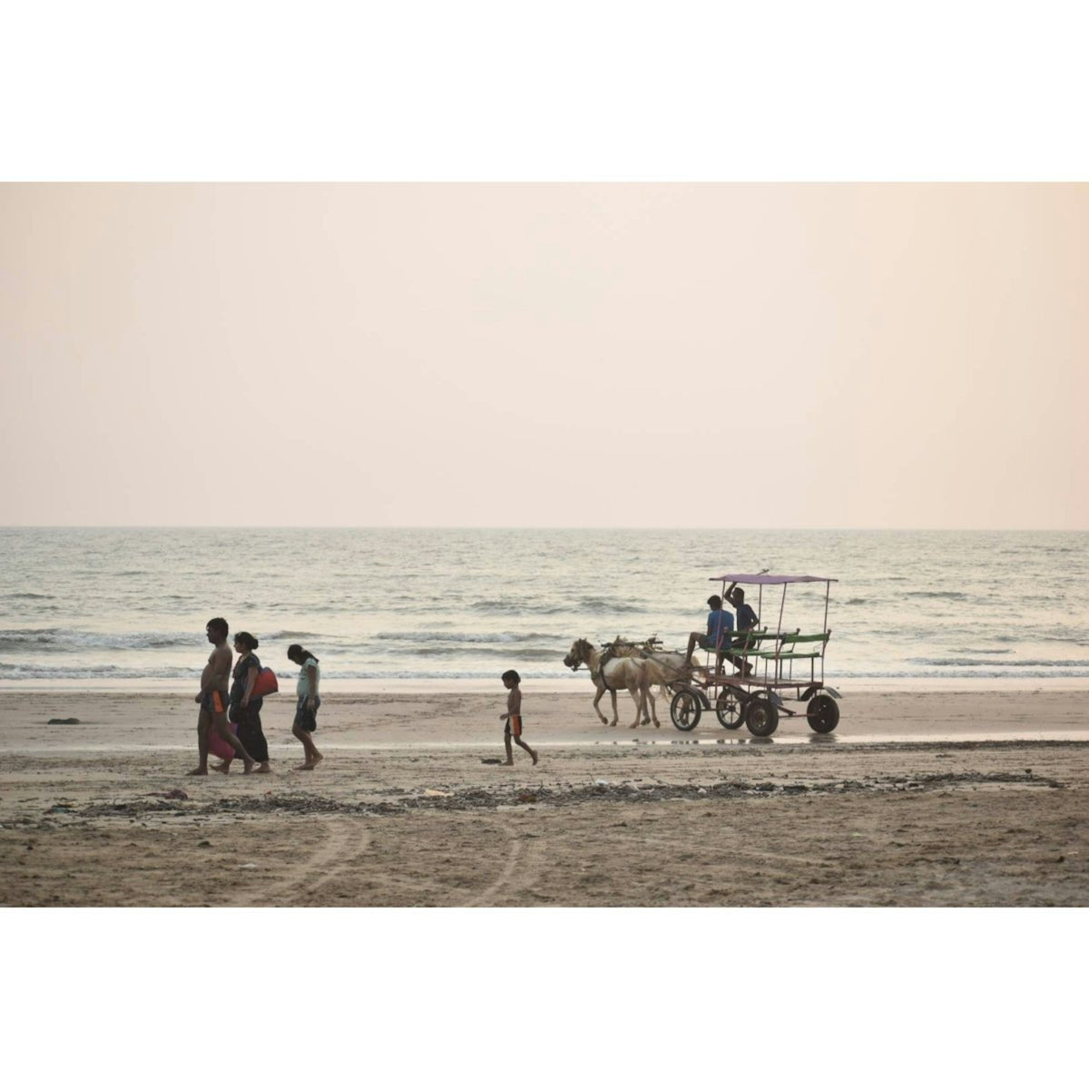 How to Pack Your Family Beach Wagon for a Perfect Day Out - Lounge Wagon