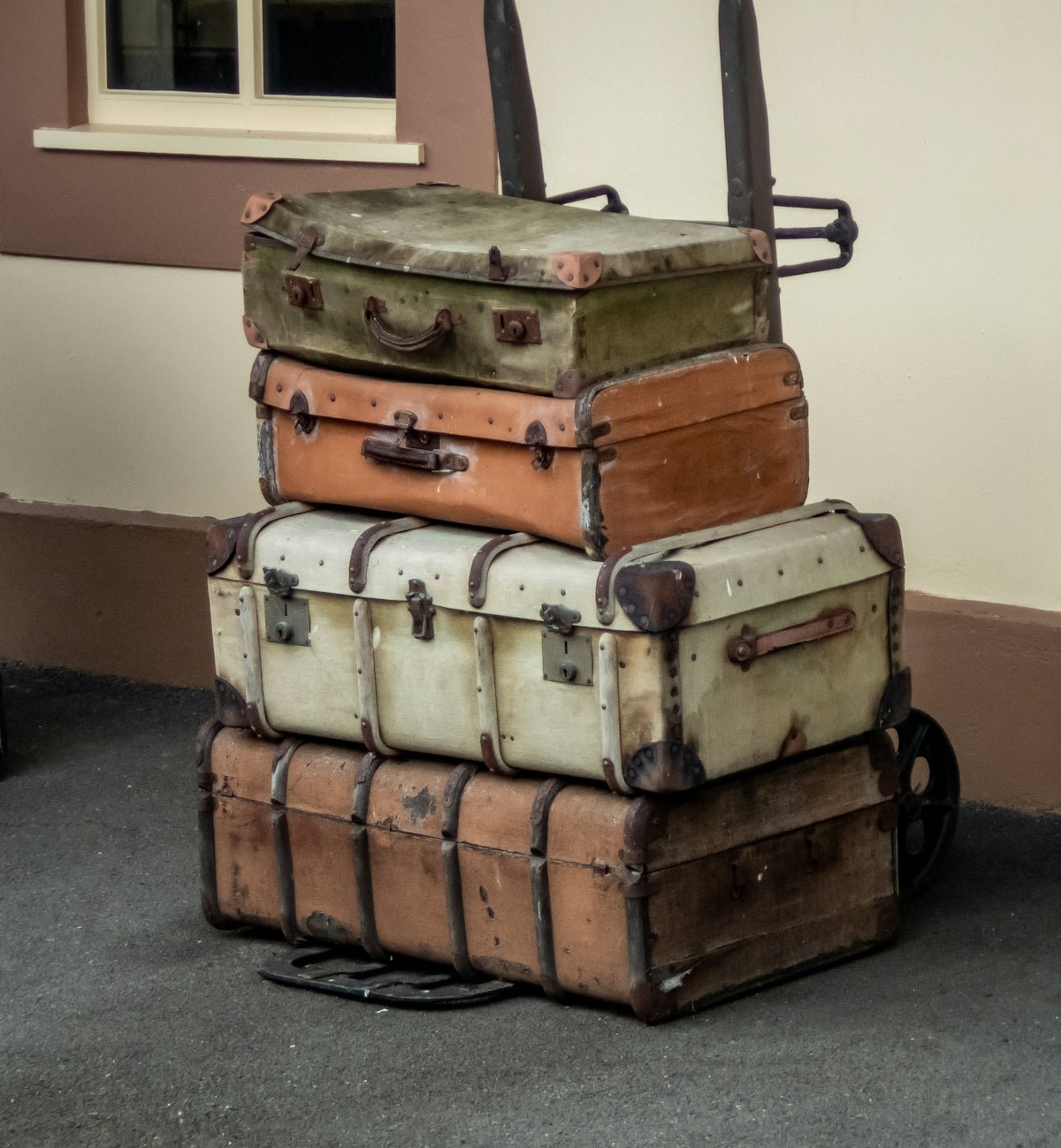 Vacation Gear Hauling: Efficiently Packing for Beach Days - Lounge Wagon