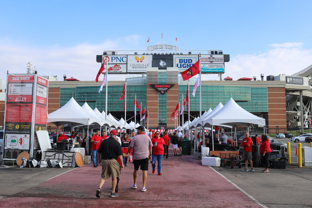 What to Bring to a Tailgate: 7 Essential Picks - Lounge Wagon